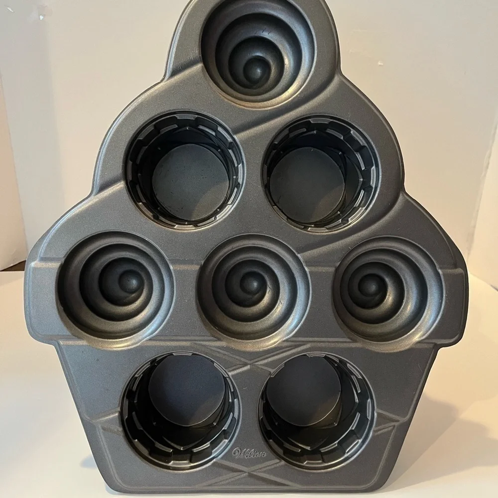 Wilton Cupcake Baking Pan Mold, 3D, 8 Cavity